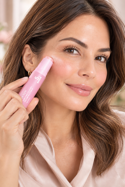 Mujer aplicando bálsamo facial multiusos K-Beauty en pómulos para un acabado hidratado y brillante - Andelika Shop